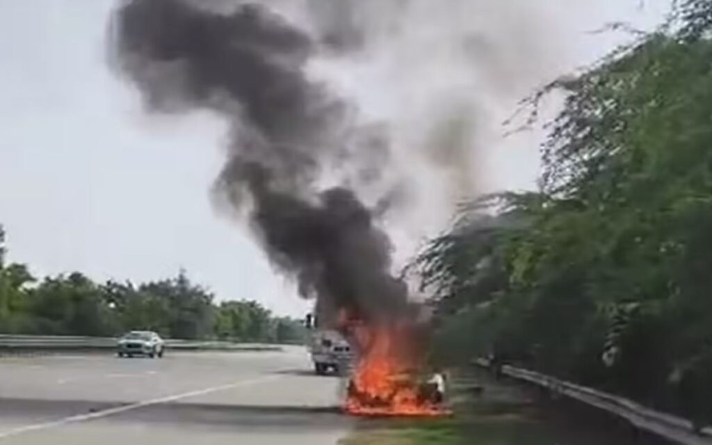 New bike catches fire on Noida Expressway